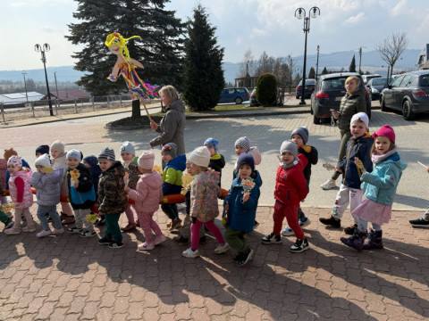 Przedszkolaki z Maniów powitały wiosnę – radosny korowód dotarł pod Urząd Gminy