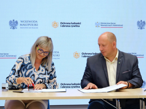 Podpisano umowę na dofinansowanie przebudowy hali sportowej w Maniowach